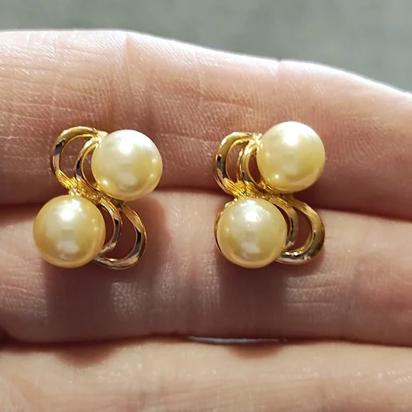 VINTAGE GOLD-TONE IVORY FAUX DOUBLE PEARL STUD .5" EARRINGS - Picture 1 of 8